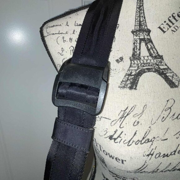 Lululemon Yoga Moto Messenger Bag Blazer Print (Black & Grey Chevron) - EUC! - Picture 11 of 15